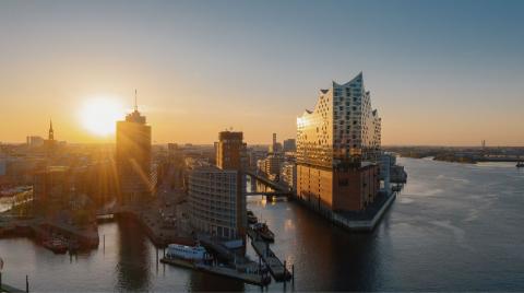 Hamburg - Ansicht über den Hafen mit Elbphilharmonie bei Sonnenaufgang